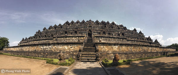 Được xây dựng vào thế kỷ 8-9 dưới triều đại Sailendra, Borobudur tọa lạc ở trung tâm đảo Java, Indonesia. Dù công trình xây dựng theo lối kiến trúc Phật giáo Java kết hợp nghệ thuật Gupta có nguồn gốc từ văn hóa Ấn Độ, ngôi đền vẫn có đầy đủ yếu tố bản địa mang đậm dấu ấn riêng của đất nước Indonesia.