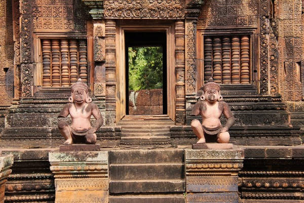 Đền Banteay Srei: Ngôi đền này cách Angkor Wat khoảng 30 km, tồn tại từ thế kỷ X đến nay. Công trình được xây dựng bằng đá sa thạch đỏ. Quy mô của Banteay Srei tương đối nhỏ nhưng những hình chạm khắc và các tàn tích đổ nát vẫn thu hút du khách đến khám phá. Ảnh: The Culture Trip.
