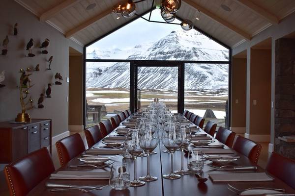 Trong resort có một phòng ăn với cách bài trí sang trọng, hiện đại và đặc biệt có bức tường kính cho phép thực khách ngắm cảnh núi tuyết đẹp hùng vĩ bên ngoài.