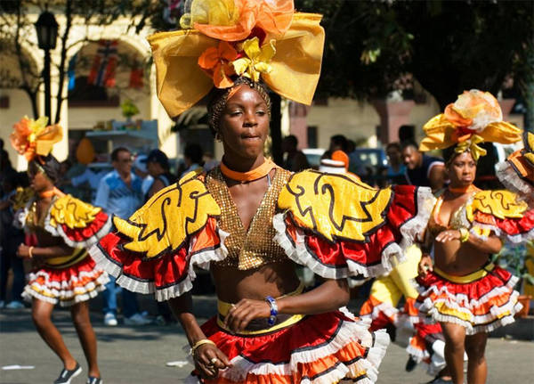  7. Lễ hội Havana Carnival Lễ hội Cuba này có nguồn gốc Afro-Caribbean (nguồn gốc Caribê và Tây Phi), bắt đầu vào cuối tháng 7 và kéo dài đến giữa tháng Tám. Trong lễ hội này có nhóm nhảy dân vũ ''La Jardinera'' rất nổi tiếng. Các lễ hội nổi tiếng khác của Cuba bao gồm Anfoa Magic, Liên hoan phim điện ảnh La tinh mới và Festival del Caribe.