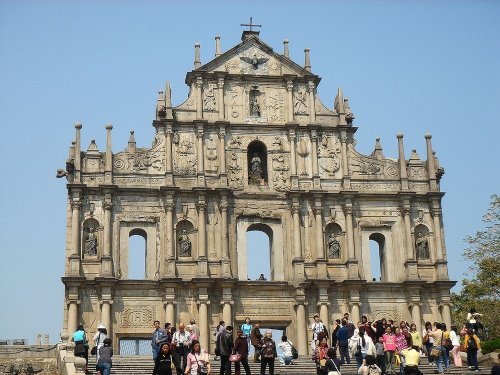 Nhà thờ được xây dựng từ năm 1602 đến năm 1640 bởi các linh mục Dòng Tên (Jesuit) khi họ đến vùng Viễn Đông để truyền đạo Công giáo. Các linh mục Dòng Tên đầu tiên vào Trung Quốc qua khu định cư của người Bồ Đào Nha ở Macau và nhà thờ Thánh Phaolô là nhà thờ đầu tiên mà họ xây dựng. Ban đầu, di tích này là một khu phức hợp gồm cả trường Đại học Thánh Phaolô, ngôi trường phương Tây đầu tiên ở Đông Á và nhà thờ chính tòa Thánh Phaolô. Đây là một trong những nhà thờ công giáo lớn nhất châu Á vào thời đó.