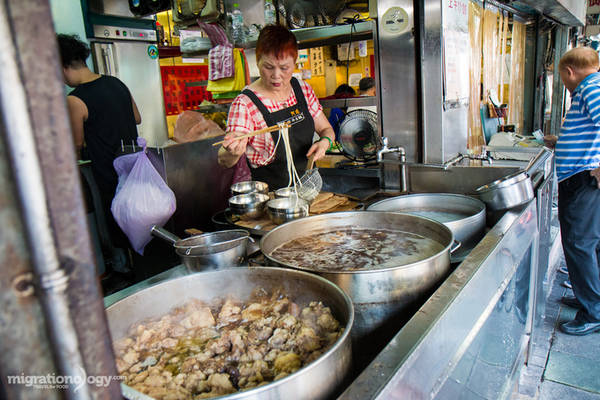 Một trong những nhà hàng mì bò nổi tiếng ở Đài Bắc là Lin Dong Fang, nằm ở đường Bade, trong một tòa nhà cũ. Giá mỗi bát mì cỡ lớn khoảng 240 Đài tệ (khoảng 180.000 đồng).