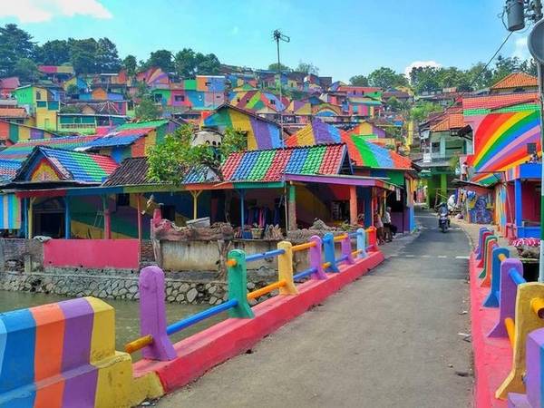 Trung tâm cộng đồng Central Java nằm ở miền nam Semarang, thành phố lớn thứ 5 đảo Java, Indonesia đã chi 22.467 USD để trang trí lại ngôi làng Kampung Pelangi và phá bỏ cái tên "khu ổ chuột" của nơi này, theo Boredpanda ngày 15/5.