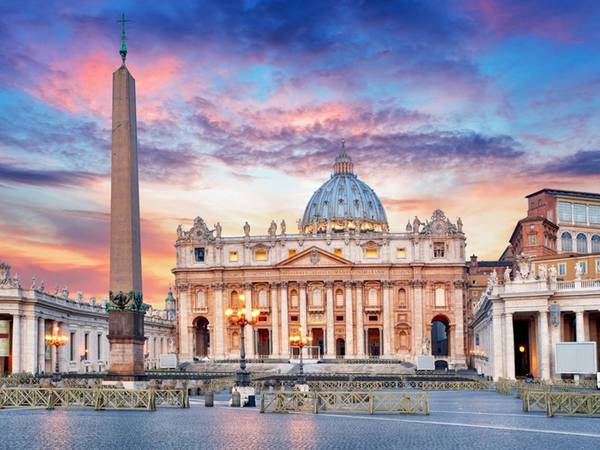 Tiếp theo là nhà thờ thời kỳ Phục hưng St. Peter''s Basilica ở Vatican với khoảng 10.000 du khách nhận xét nơi đây là điểm đến "xuất sắc".
