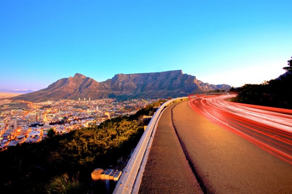 Núi Bàn, Nam Phi: Ngọn núi với đỉnh bằng phẳng ở thành phố Cape Town là một trong những điểm du lịch nổi tiếng nhất ở Nam Phi. Du khách có thể lựa chọn di dạo dọc các con đường ven biển hoặc đi cáp treo để ngắm cảnh.