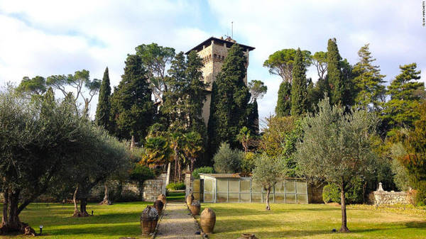 Cetona, Tuscany: Thị trấn cổ trên đồi ở vùng Tuscany gây ấn tượng với đường phố hẹp, quảng trường cổ kính và nhịp sống chậm. Khu vực ngoại ô xung quanh nổi tiếng với dầu ô liu thượng hạng.