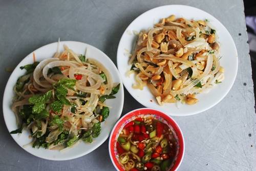Mít trộn là món ăn vặt đặc trưng của Đà Nẵng, được nhiều du khách yêu thích. Ảnh: Cẩm Duyên.
