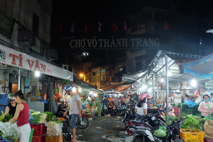 Chợ nằm trên đường Trường Chinh, một trong những trục đường chính nối trung tâm đi các huyện phía bắc TP HCM như Củ Chi, Hóc Môn và các tỉnh lân cận như Tây Ninh, Long An, Bình Dương. Từ Chợ Bến Thành, khách du lịch có thể đón xe buýt số 13 (Công viên 23/9 - Bến xe Củ Chi) để đến chợ Võ Thành Trang.