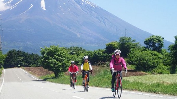 Đạp xe từ đỉnh Phú Sĩ tới Kyoto ở Nhật Bản Chuyến đi 12 ngày trên xe đạp sẽ giúp du khách "sống chậm" với từng trải nghiệm từ chân núi Phú Sĩ, qua các ngôi làng truyền thống nằm bên hồ Biwa trước khi kết thúc ở cố đô Kyoto. Ảnh: Saddle Skedaddle.