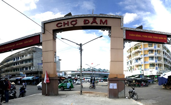 Xây dựng từ năm 1908, chợ Đầm là trung tâm giao thương cổ nhất của thành phố biển Nha Trang. Đang trong thời gian sửa chữa và xây mới, khu vực kinh doanh khô của ngôi chợ này vẫn tấp nập khách mỗi ngày.