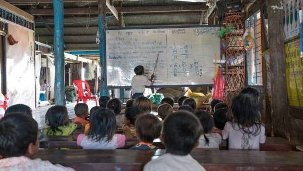 Trẻ em ở Kompong Khleang khao khát được đi học để thoát khỏi cuộc sống lên đênh trên những ngôi nhà nổi. Trong ảnh là một lớp học do Community First thành lập, có 80 em học sinh tham gia. Ảnh: Brook Sabin