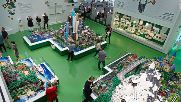 Bên trong tòa nhà là triển lãm và các công trình được tạo ra từ 25 triệu viên gạch Lego bằng nhựa, trong đó có các cây xanh khổng lồ và những con khủng long nhiều màu sắc. Ảnh: CNN.