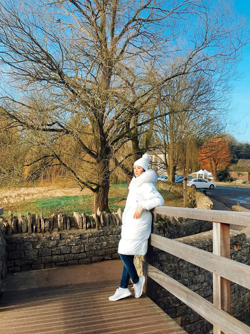 Nhà văn thế kỷ 19 William Morris từng ví Bibury là Ngôi làng cổ đẹp nhất nước Anh và theo hoa hậu nơi đây thật xứng đáng với danh xưng. Ngôi làng sở hữu những căn nhà san sát bằng đá sa thạch cổ kính có tuổi đời hàng trăm năm với sắc trầm huyền bí; những mảng cây xanh, dây leo yên bình... Con sông Coln uốn quanh qua ngôi làng với cây cầu đá cong cong là nơi lý tưởng và lãng mạn cho những cặp đôi hò hẹn.