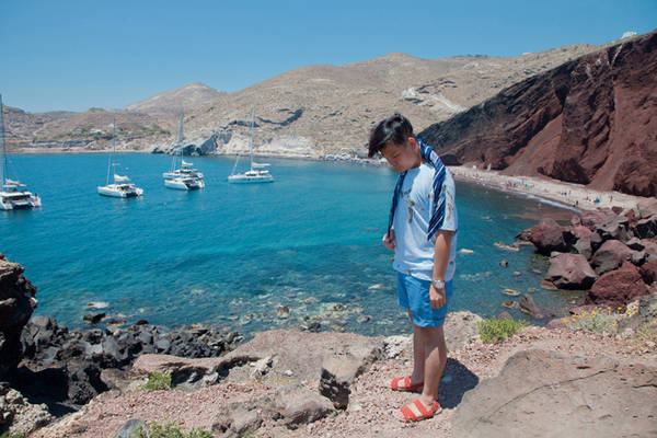 Không chỉ hoàng hôn, Santorini còn sở hữu những bãi biển tuyệt vời mà Trịnh Tú Trung đã có dịp trải nghiệm như bãi biển đen, bãi biển đỏ và bãi biển trắng. Đây là các bãi biển do núi lửa hình thành. Bạn sẽ được chiêm ngưỡng những bãi biển nằm trọn giữa những dãy núi đất đá theo từng màu riêng biệt đen, trắng, đỏ.