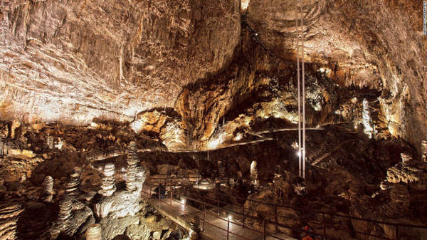  Grotta Gigante, Trieste: Grotta Gigante là hang động khổng lồ cao 107m, dài 130m và rộng 65m với nhiều nhũ đá bên trong. Hang động được khám phá lần đầu tiên vào năm 1840 và mở cửa cho du khách từ năm 1908.