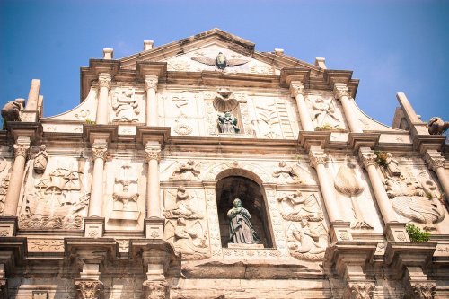 Phần mặt tiền còn sót lại của nhà thờ gồm bốn tầng kiến trúc, là một tác phẩm điêu khắc đồ sộ với những bức tượng Chúa, thiên thần và ác quỷ, hình rồng Trung Quốc, hoa cúc Nhật Bản và tàu thuyền Bồ Đào Nha.
