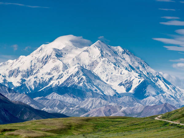 Không chỉ có các dòng sông băng, Alaska còn là quê hương của rất nhiều dãy núi lớn, trong đó có ngọn núi Mount Mckinley cao nhất nước Mỹ.