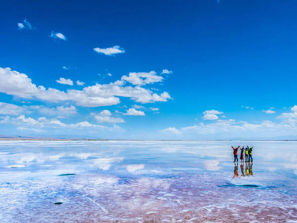 Lần đầu tiên nhìn thấy "Chiếc gương của bầu trời", tên mà người Trung Quốc gọi hồ muối Trà Ca, tỉnh Thanh Hải, tôi đã biết rằng đây là nơi nhất định tôi sẽ đến. Ảnh: Tibet Visa.