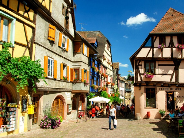 Các thị trấn nhỏ ở vùng Alsace của Pháp được biết đến với lối kiến trúc độc đáo và màu sắc rực rỡ, trong đó có Ribeauville. Đây là một trong những thị trấn lâu đời nhất thời trung cổ ở Alsace, có khung cảnh giống như trong một câu chuyện cổ tích. Nơi đây được coi là nguồn cảm hứng để các nhà làm phim xây dựng thị trấn nhỏ trong Beauty and the Beast, nơi nàng Bella sinh sống. Ảnh: OliverS/Shutterstock.