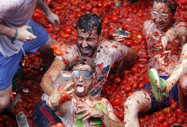 Lễ hội La Tomatina thường được tổ chức vào ngày thứ tư cuối cùng của tháng 8. Năm 2017 là lần thứ 72 diễn ra lễ hội này, với sự tham gia của khoảng 22.000 du khách và 150 tấn cà chua chín đã được sử dụng làm “vũ khí”. Ảnh: Alberto Saiz / AP.