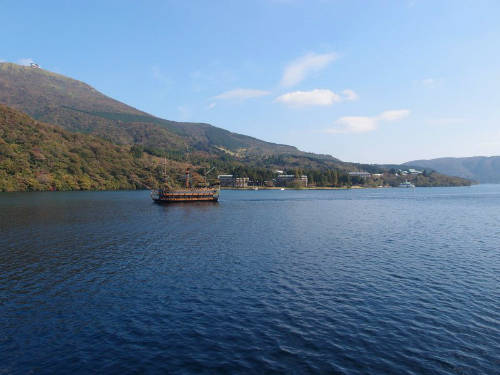 Hồ Ashinoko Đi thuyền trên hồ Ashinoko, khu vực Hakone du khách có thể tham quan cảnh hồ, phóng tầm mắt ngắm nhìn đỉnh Phú Sĩ và những cổng Torii truyền thống của Nhật. Ngoài ra, ở hồ này du khách còn được đặt tour thăm núi lửa. Ảnh: Guihem Vellut.