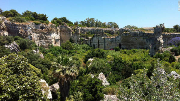 Công viên khảo cổ Neapolis, Syracuse: Công viên lưu giữ tàn tích của thành phố Syracuse cổ đại với nhiều công trình vẫn tồn tại tới ngày nay như mỏ đá Latomia del Paradiso, nhà hát trên vách đá và đấu trường La Mã.