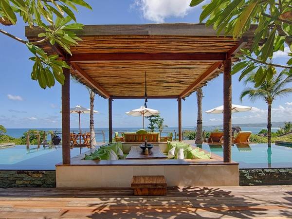 Năm 2012, Chris Burch và người bạn làm ngành khách sạn là McBride mua lại một hostel cũ trên bờ biển của đảo Sumba từ đôi vợ chồng Mỹ. Burch và McBride cùng gây dựng và mở cửa resort với tên Nihiwatu vào năm 2015, về sau đổi lại là Nihi.