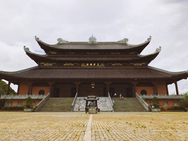 Khuôn viên trong quần thể chùa Bái Đính rất rộng lớn và luôn có khách ra vào tấp nập. Đây là Điện Tam Thế.