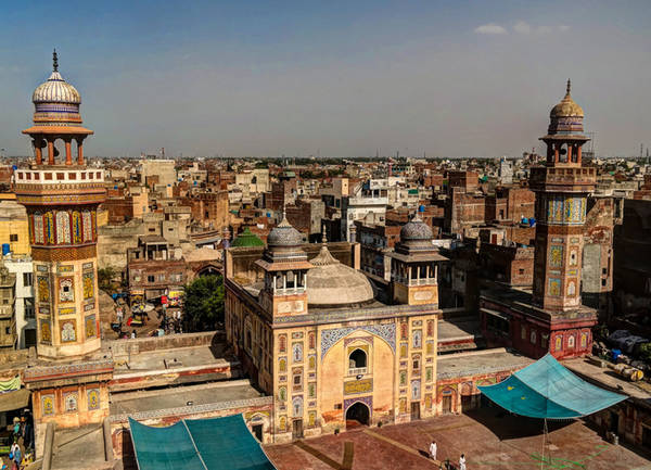 Lahore Nói đến một nơi có nhiều thánh đường Hồi giáo thì Lahore là thành phố mà không nơi nào trên thế giới bì kịp. Ngoài thánh đường Wazir Khan đầy hình chạm khắc, và thánh đường nhiều cấu trúc xoắn ốc như Badshahi, du khách có thể dành tất cả thời gian ở Lahore để tham quan những công trình kiến trúc tôn giáo đáng ngưỡng mộ khác.