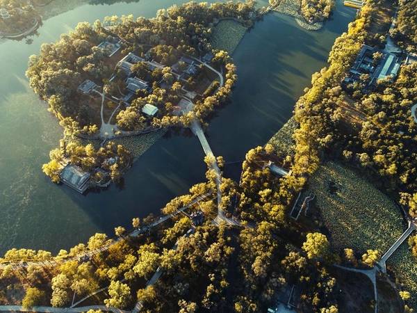 Khu nghỉ dưỡng núi Thừa Đức, tỉnh Hà Bắc nhìn từ trên cao. Nắng mùa thu dịu dàng chiếu trên tán cây, dòng sông nhỏ hiền hòa.
