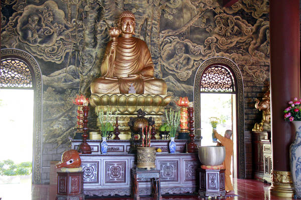 Được xây cách đây 9 năm, khu Chánh điện xây dựng khang trang mang kiến trúc gần giống với Thiền viện Trúc lâm Đà Lạt.