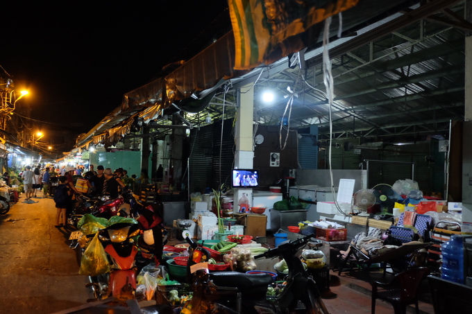 Chợ bán đa dạng mặt hàng từ hoa rau củ đến thịt cá tươi sống, cũng như các thực phẩm chế biến sẵn. Võ Thành Trang là khu chợ có mặt bằng rộng hơn 2.00 0m2, mặt tiền đường lớn và nở hậu. Các con hẻm cạnh bên cũng được dân địa phương trưng dụng trở thành "chợ vệ tinh".