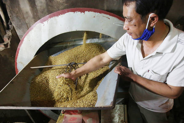 Ở nhiệt độ 80 độ C, lúa sẽ được đưa vào chảo rang đến khi hơi nước bốc lên ít, hạt chắc, căng, mẩy và hương thơm nghi ngút thì sẽ mang sang máy nghiền vỏ. Thông thường công đoạn này mất 2 tiếng đồng hồ.