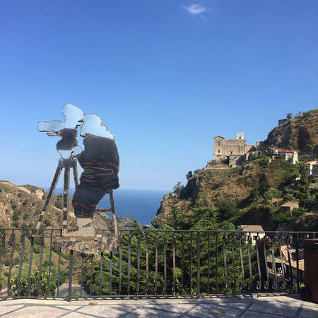 Người dân Sicily ưu ái dành tình cảm cho đạo diễn Francis Ford Coppola bằng một bức tượng kim loại hình ông bên máy quay phim. Phía xa là nhà thờ Santa Maria Degli Angeli, nơi quay cảnh ông trùm Michael Corleone kết hôn với người vợ đầu tiên. Ảnh: James Dunn/Daily Mail.