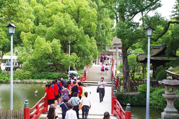 Đền Dazaifu Tenmagu ở thành phố Dazaifu thờ Sugawara no Michizane - vị thần của học vấn, sự thành thật và trừ tai họa. Hàng năm có tới 7 triệu lượt người đến viếng đền, ngoài học sinh sinh viên cầu đỗ đạt, thành công còn có rất nhiều du khách nước ngoài. Như nhiều điểm tham quan khác vào mùa hè ở miền nam Nhật Bản, ngôi đền cũng được phủ một màu xanh tươi mát của rất nhiều cây cổ thụ. Trong khuôn viên đền còn trồng khoảng 6.000 cây mơ trắng và mơ đỏ thuộc khoảng 200 chủng loại nên đây là một địa điểm ngắm hoa mơ hàng đầu Nhật Bản.