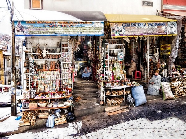 Đi dọc theo con đường dốc thoai thoải lát đá trong khu phố cổ ngay thủ đô hành chính La Paz, Bolivia, bạn sẽ bắt gặp thị trấn Mercado de las Brujas hay còn được gọi là chợ phù thủy nổi tiếng trên dãy Andes - Ảnh: Dan Lundberg