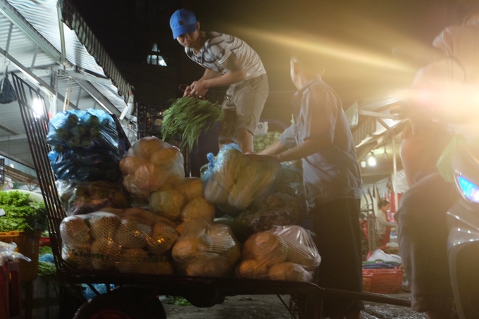 Khác với nhiều chợ truyền thống ở khu vực trung tâm Sài Gòn, chợ Võ Thành Trang bán cả ngày lẫn đêm. Đêm về ở đây có các hoạt động nhập hàng, chuyển hàng. Người thì tranh thủ chợp mắt để sớm mai tỉnh táo.