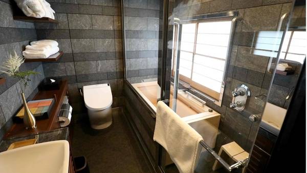 Phòng tắm trên tàu vừa riêng tư, vừa tiện nghi đầy đủ như trong khách sạn hạng sang.