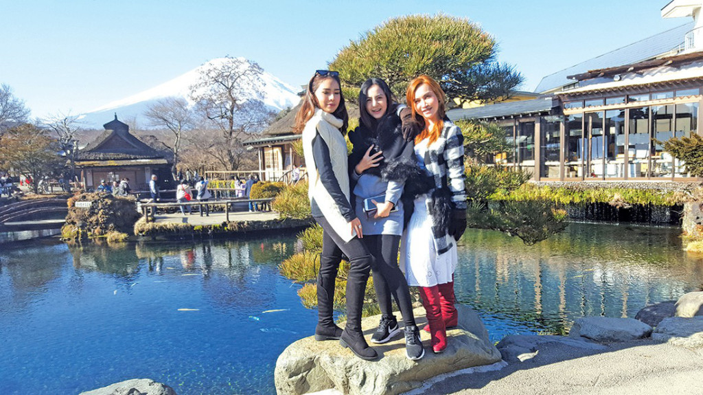 Du khách chụp hình lưu niệm với cảnh phía sau là núi Phú Sĩ