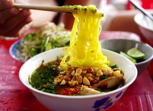 Mì Quảng ở Nha Trang sử dụng sợi mì nhỏ như hủ tiếu nhưng màu vàng ươm. Ảnh: Hương Chi.
