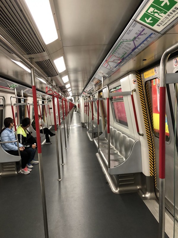 Với Will, hệ thống MTR của Hong Kong giúp hành khách dễ dàng sử dụng và đem đến cảm giác dễ chịu nhất anh từng trải qua khi di chuyển bằng phương tiện công cộng. Dù sáng, trưa, tối, thậm chí vào giờ cao điểm hay sau đêm giao thừa, Will không bao giờ thấy một vết bẩn nhỏ trên tàu. Điều này khiến niềm tự hào về MTR London trong Will như tan biến.