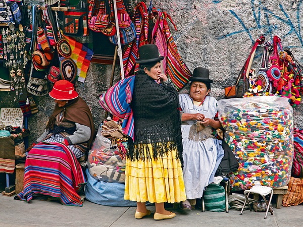 Tại đây, những phụ nữ lớn tuổi mặc trang phục truyền thống Andean, đầu đội nón đen tròn, khoác áo choàng là đặc điểm nhận dạng các phù thủy. Họ được xem là người có khả năng tiên đoán, đem lại may mắn hay xua đuổi tà ma... Ảnh: NatGeo