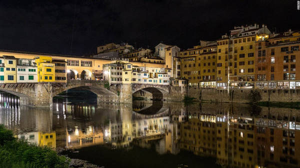 Ponte Vecchio, Florence: Đây là cây cầu duy nhất bắc qua sông Arno. Nó nổi tiếng với những cửa hàng nằm dọc hành lang cầu bao gồm cửa hàng kim hoàn, tranh và đồ lưu niệm.