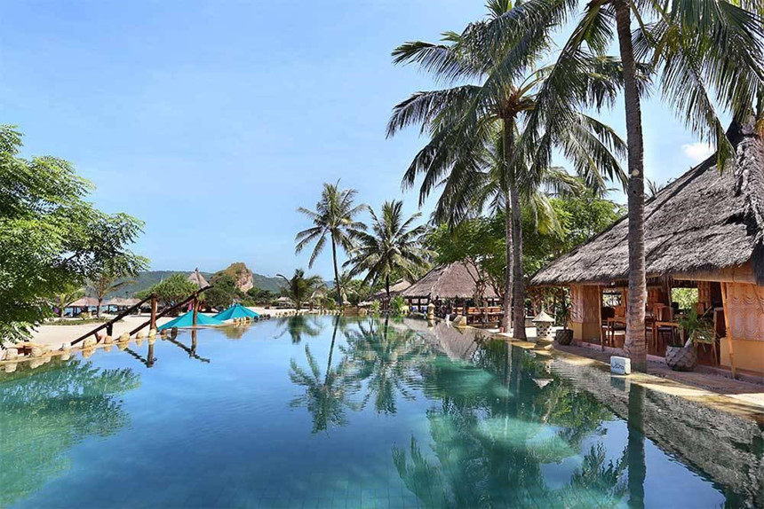 Mandalika, Lombok, Tây Nusa Tenggara: Lombok từ lâu đã được giới thiệu như một điểm đến thay thế cho Bali. Đặc biệt, hiện nay, dự án Mandalika phát triển 1035 ha trên bờ biển phía Nam của Lombok đang được xây dựng và đi vào hoạt động với 7,5 km bãi biển đẹp cùng hơn 10.000 phòng khách sạn, công viên giải trí, đường đua, công viên nước, sân golf và bến du thuyền. Với kế hoạch này, Lombok được kỳ vọng sẽ thu hút khoảng 20 triệu khách du lịch vào năm 2019. Ảnh: TravelOnline.
