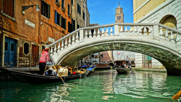 Venice: Nằm ở phía đông bắc Italy, Venice là một trong những thị trấn có phong cảnh đẹp nhất thế giới. Thị trấn được xây dựng tại vùng đất ngập nước với 100 hòn đảo kết nối với nhau bằng hệ thống kênh và các cây cầu.