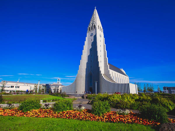 Nhà thờ Hallgrimskirkja, Reykjavik, Iceland: Hallgrimskirkja là một trong những kỳ quan kiến trúc độc đáo nhất tại thành phố Reykjavik của Iceland. Thiết kế của nhà thờ được Guðjón Samúelsson đưa ra vào năm 1937. Đến năm 1986, công trình hoàn tất xây dựng. Hình dáng độc đáo của nhà thờ được cho là đã lấy cảm hứng từ nham thạch khi dung hòa với đá bazan. Ảnh: Tsuguliev/Shutterstock.