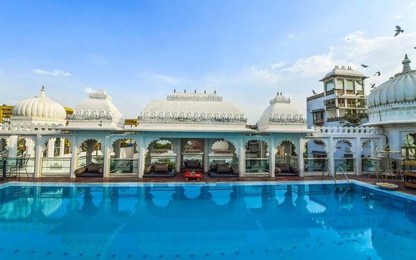 Udai Kothi, Udaipur, Ấn Độ Khách sạn Udai Kothi được xây dựng với lối kiến trúc Ấn Độ truyền thống đặc trưng, kết hợp với những tiện nghi hiện đại. Nơi đây có bể bơi trên cao duy nhất của thành phố Udaipur.