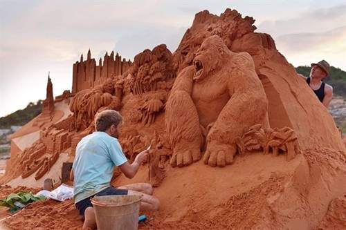 Thăm công viên tượng cát Công viên tượng cát Forgotten Land vừa mở cửa từ tháng 4, gồm nhiều tác phẩm điêu khắc từ cát và nước của các nghệ sĩ điêu khắc đến từ 12 quốc gia. Du khách chiêm ngưỡng lâu đài cát, tượng cát gắn với truyện cổ tính quen thuộc của Việt Nam và nhiều nước khác như Thỏ và Rùa, Mèo Đi Hia, Con cáo và chùm nho… Giá vé tham quan cho người lớn là 100.000 đồng, trẻ em 70.000 đồng. Ảnh: Be Hua.