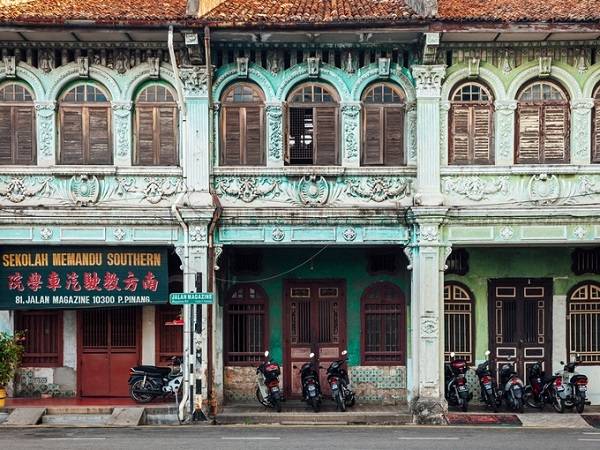 George Town cổ kính với sự giao thoa văn hóa Malaysia và Trung Hoa mang lại cảm giác bình yên cho du khách khi đi dạo giữa những dãy nhà đủ sắc màu. 