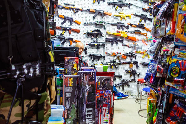Cửa hàng bán súng đồ chơi trong khu chợ. Nhiếp ảnh gia Raffaele Petralla đã dành một tháng để tìm hiểu về những món đồ cũng như người bán hàng tại Nghĩa Ô.